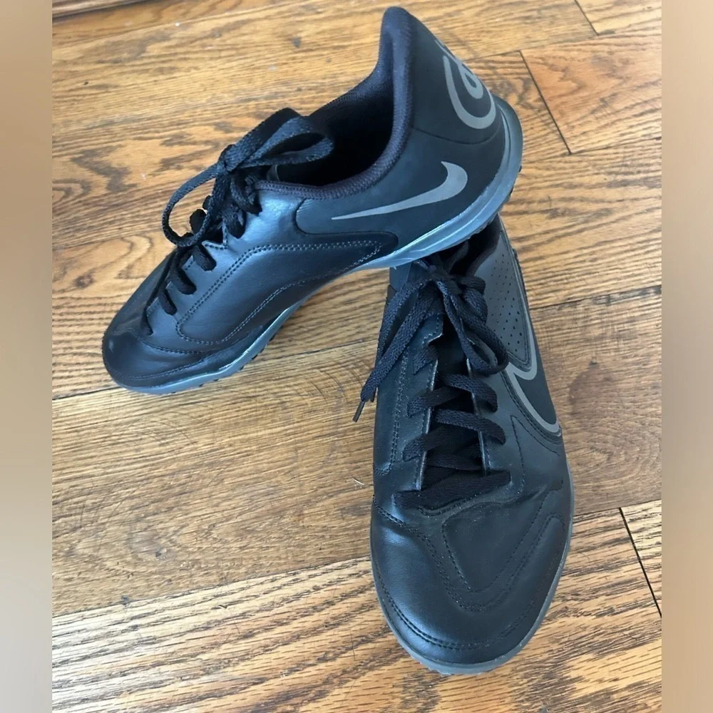Nike Tiempo Legend 9 Indoor Club Soccer Shoes Size 6 Youth